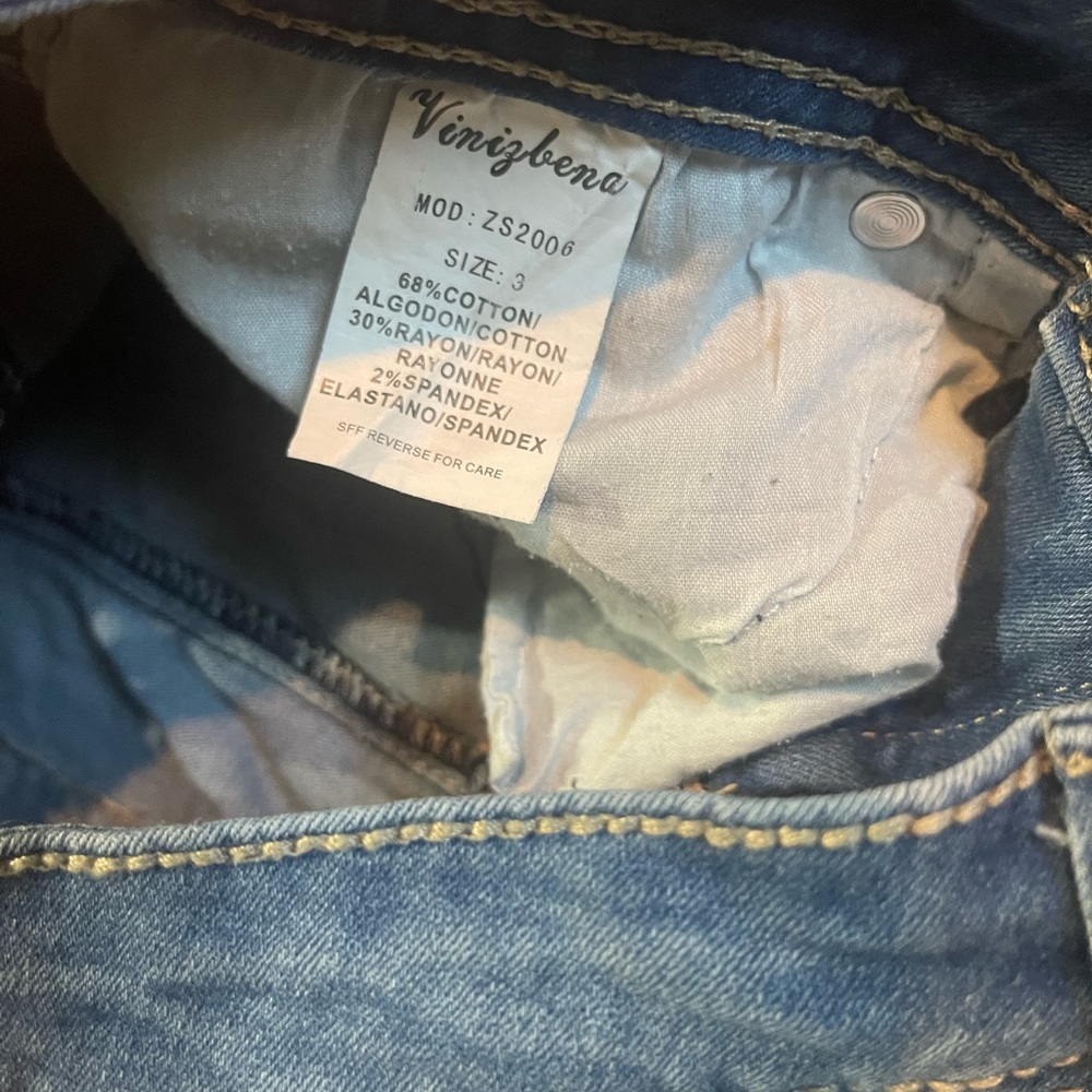Like new worn once. Tag says size 3 but really fits like size 1-2 . Very cute